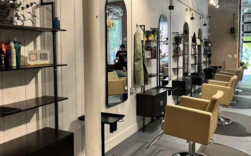 Kuaför tezgahı üzerindeki organizatörler ile düzenli bir görünüm yaratma